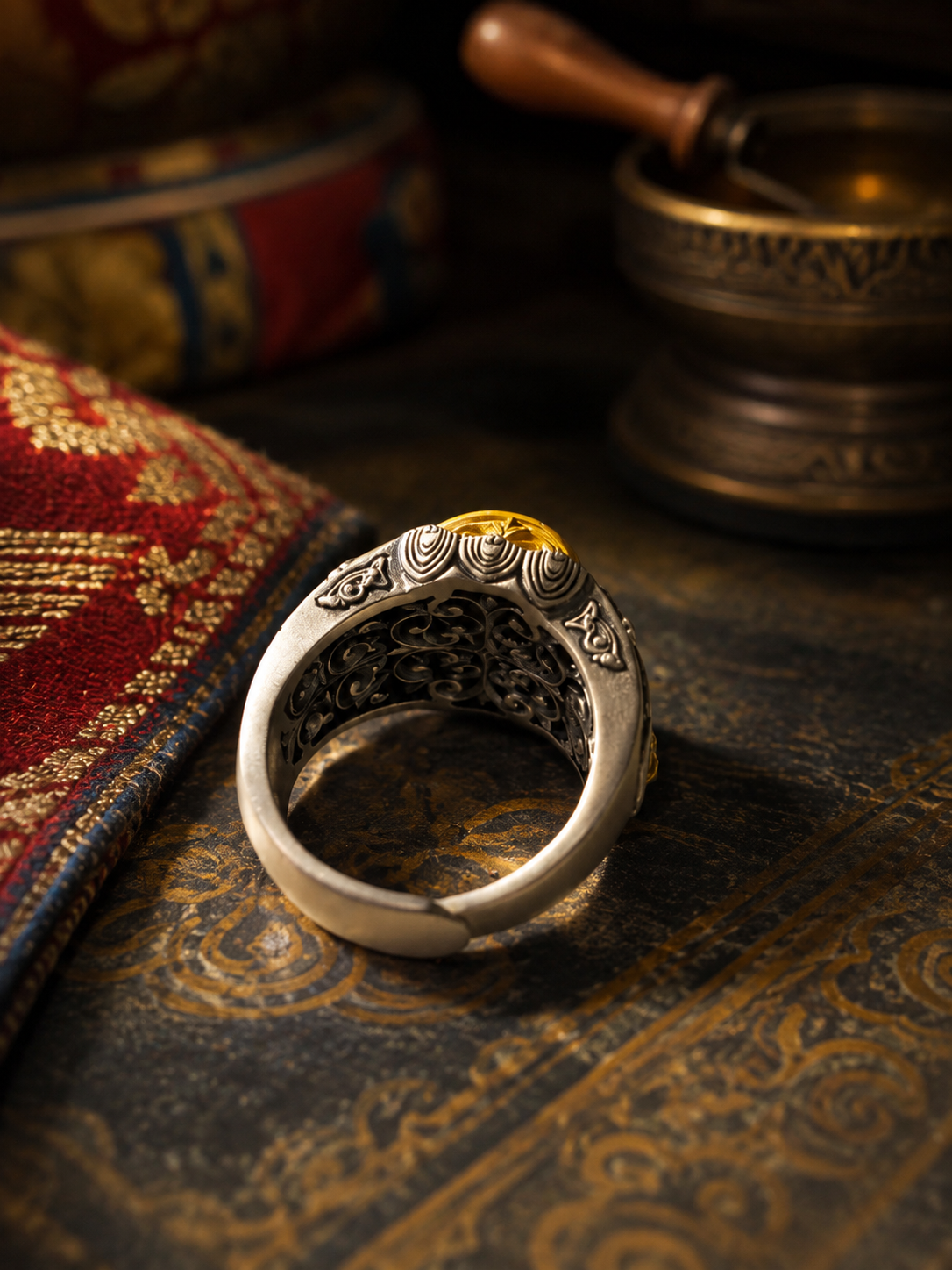 One-Eye Dzi Adjustable Tibetan Treasure Ring — adjustable rear band detail
